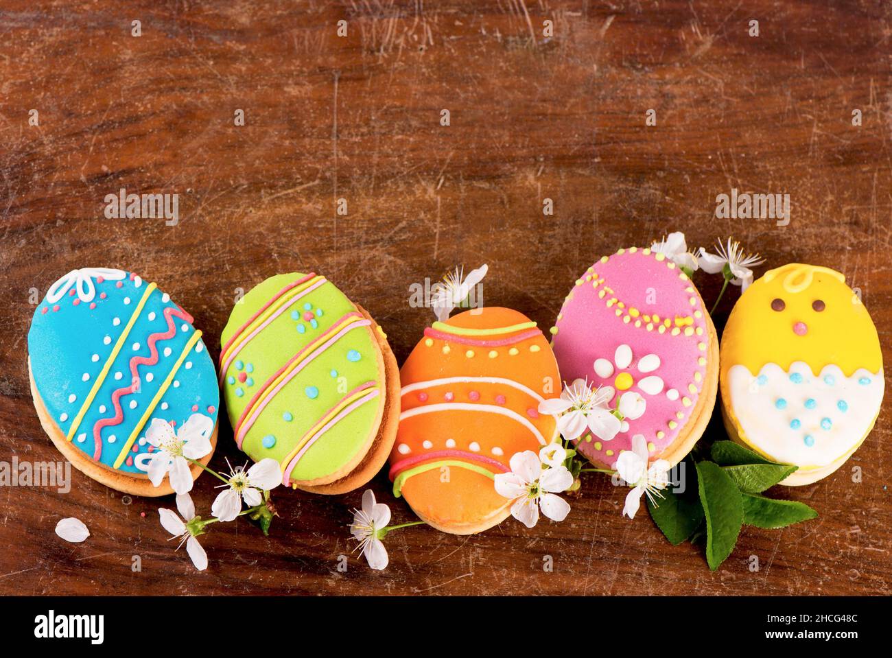 Osterdekor aus Lebkuchen, Frühlingsblumen, Narzissen und Ostereiern Stockfoto