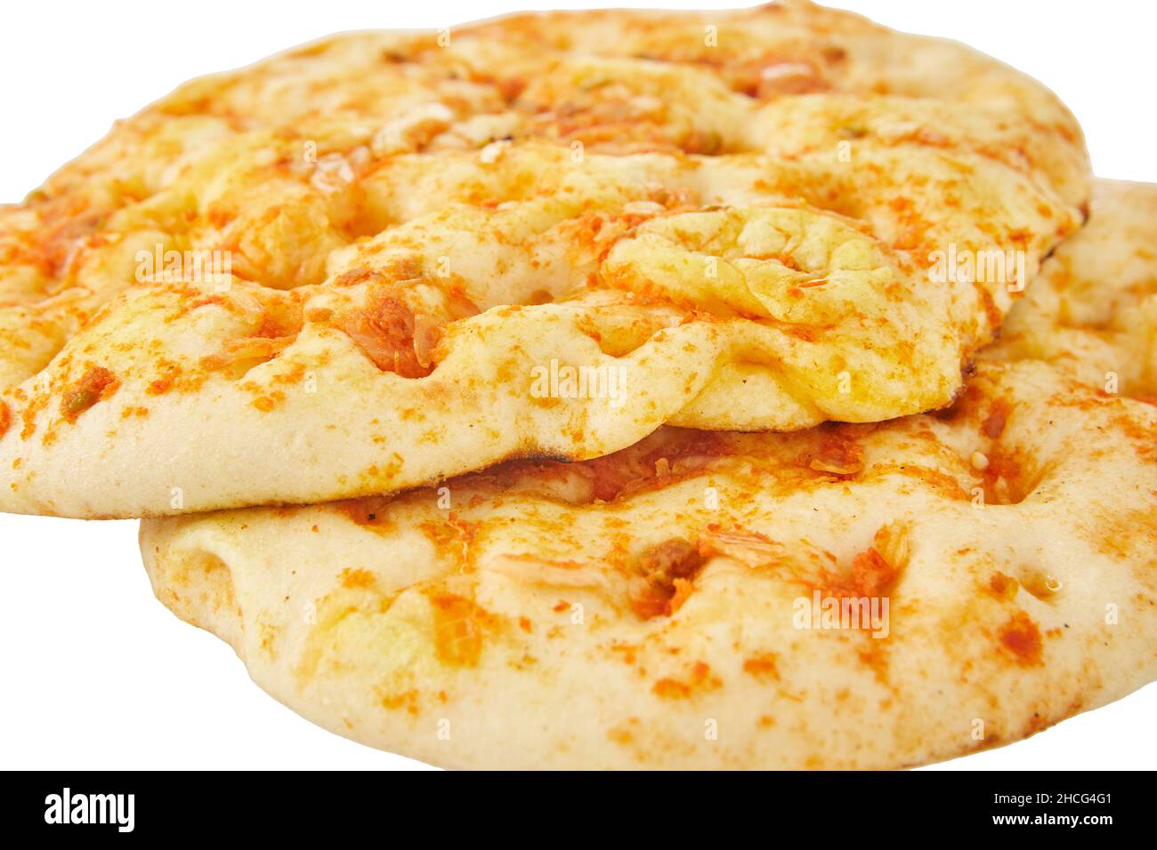Pita-Brot mit Zwiebeln und Tomaten in Pizza-Stil isoliert auf weißem Hintergrund. Nahaufnahme Stockfoto