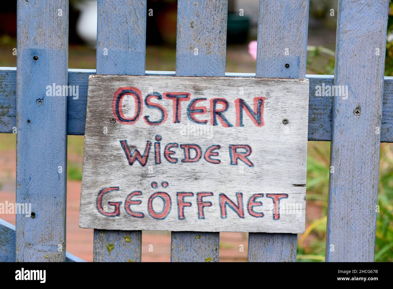 Juist, Deutschland. 19th Oktober 2021. Eine Gartentür auf der autofreien Insel Juist hat ein Schild mit der Aufschrift „wiedereröffnet zu Ostern“ nach der Sommersaison. Juist ist eine der ostfriesischen Inseln im Wattenmeer der Nordsee in Niedersachsen. Die Insel hat eine Länge von 17 Kilometern und ist damit die längste der ostfriesischen Inseln. Quelle: Waltraud Grubitzsch/dpa-Zentralbild/dpa/Alamy Live News Stockfoto