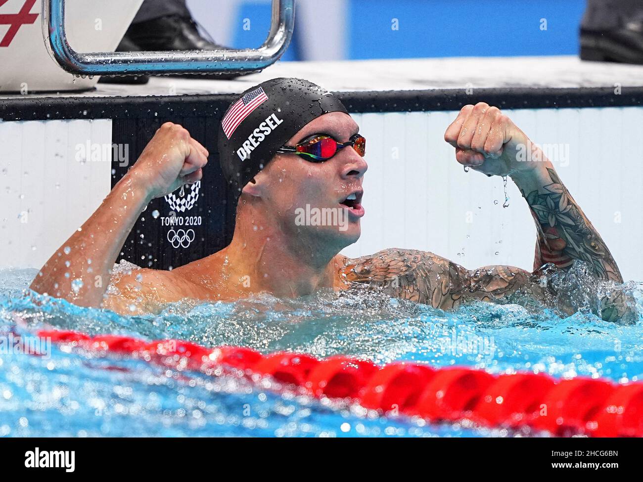 Peking, China. 1st August 2021. Das am 1. August 2021 aufgenommene Fileboto zeigt Caeleb Dressel aus den Vereinigten Staaten, die nach dem Freestyle-Finale der Männer 50m beim Schwimmen bei den Olympischen Spielen in Tokio 2020 in Japan feiern. Dressel, 25, gewann bei den Olympischen Spielen 2020 in Tokio fünf Goldmedaillen in den Staffeln 50 Meter Freistil, 100 Meter Freistil, 100 Meter Schmetterling, 4x100 Meter Freistil und 4x100 Meter Medley. Seit August 2021 hält er neun Weltrekorde. Quelle: Xu Chang/Xinhua/Alamy Live News Stockfoto