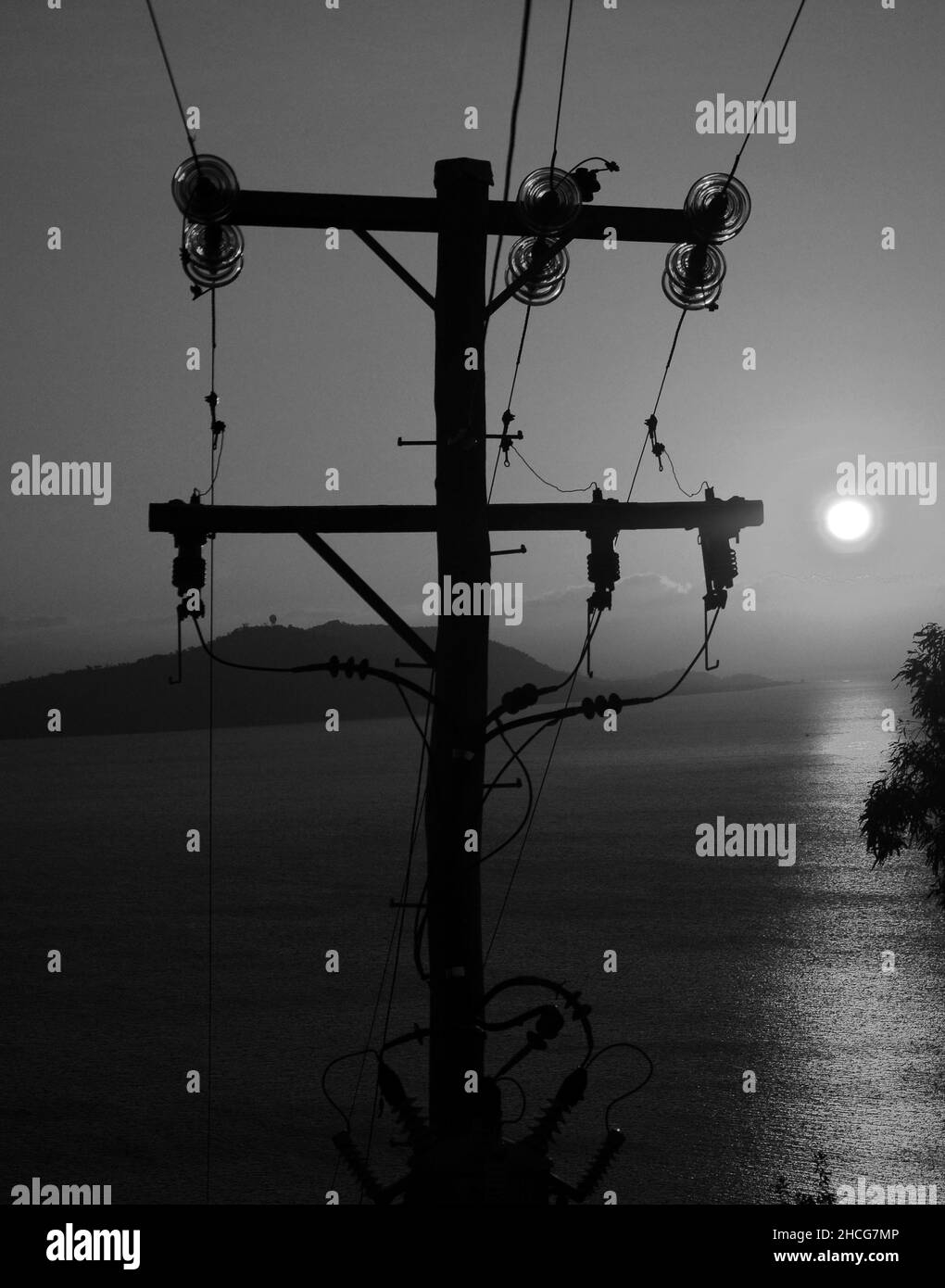 elektrische Hochspannungsleitungen bei Sonnenuntergang Stockfoto