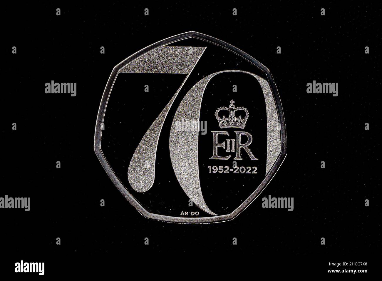 Ein Platin-Jubiläum Ihrer Majestät der Königin 50p-Münze, Teil der Veröffentlichung von fünf neuen Münzdesigns der Royal Mint für 2022, die wichtige Ereignisse und Jahrestage im Laufe des Jahres feiern, darunter eine 50p- und eine £5-Krone zur Feier des Platin-Jubiläums der Königin. Jede der Münzen zeigt ein neues und einzigartiges Design eines Auftragskünstlers und das von Jody Clark entworfene Vorderporträt Ihrer Majestät der Königin. Ausgabedatum: Mittwoch, 28. Dezember 2021. Stockfoto