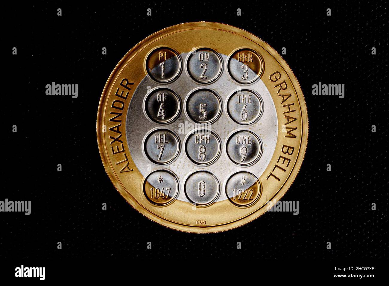 Ein Leben und Erbe von Alexander Graham Bell auf einer £2-Münze, die Teil der Veröffentlichung von fünf neuen Münzdesigns der Royal Mint für 2022 ist und wichtige Ereignisse und Jahrestage im Laufe des Jahres feiert, darunter eine 50p- und eine £5-Krone zur Feier des Platin-Jubiläums der Königin. Jede der Münzen zeigt ein neues und einzigartiges Design eines Auftragskünstlers und das von Jody Clark entworfene Vorderporträt Ihrer Majestät der Königin. Ausgabedatum: Mittwoch, 28. Dezember 2021. Stockfoto