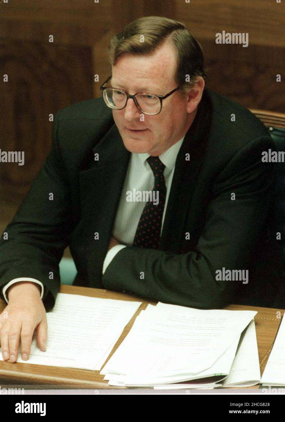 Aktenfoto vom 14/09/98 vom damaligen Führer der Ulster Unionist Party, David Trimble, der in der nordirischen Versammlungskammer in Stormont sprach, als der erste Tag der Versammlung in Gange war. Premierminister Tony Blair wollte die Möglichkeit prüfen, die Königin einzuladen, die neue Versammlung in Nordirland 1998 offiziell zu eröffnen, so die kürzlich veröffentlichten Dokumente des Nationalarchivs. Ausgabedatum: Mittwoch, 29. Dezember 2021. Stockfoto