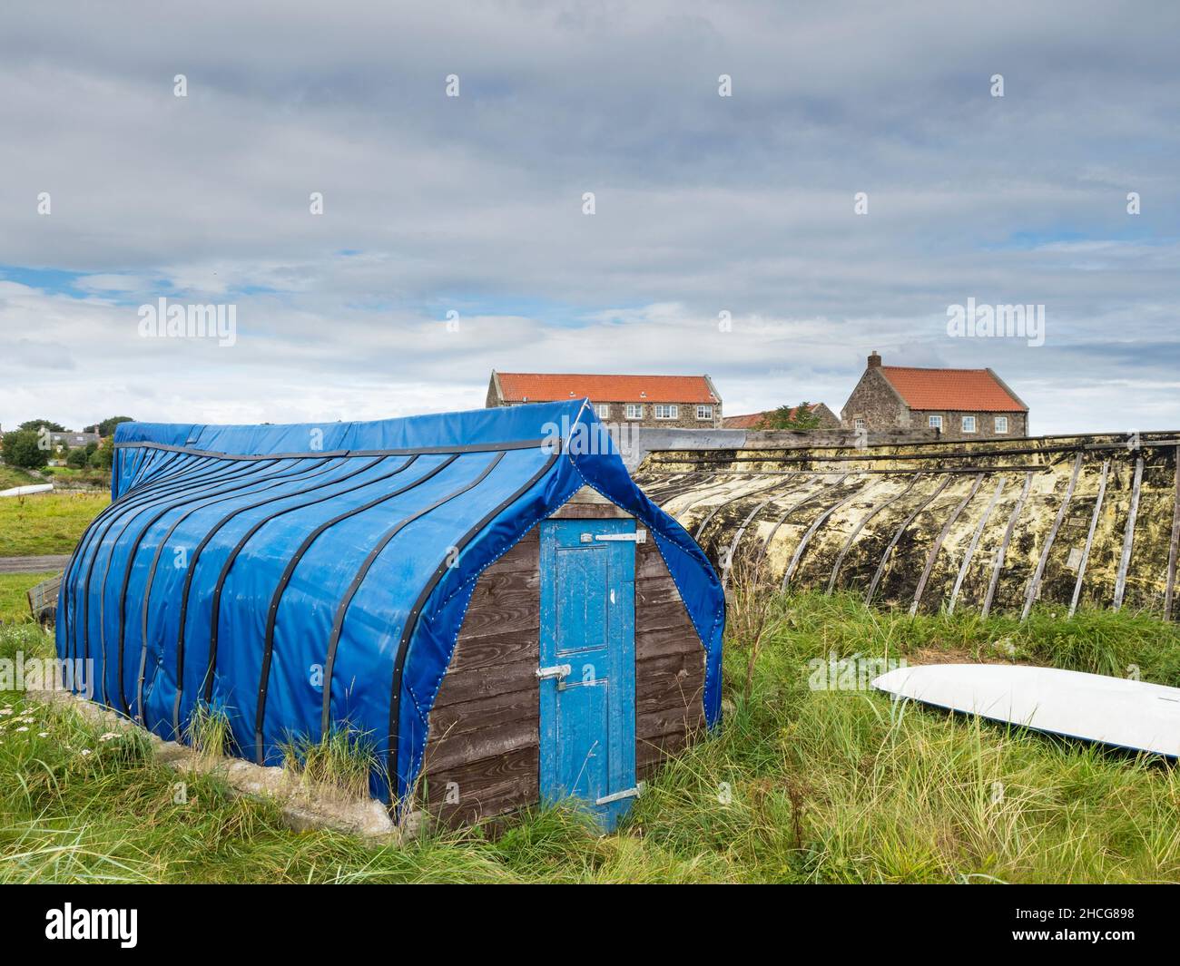 Fishermens Hütten und Ausrüstung, Lindisfarne. Stockfoto