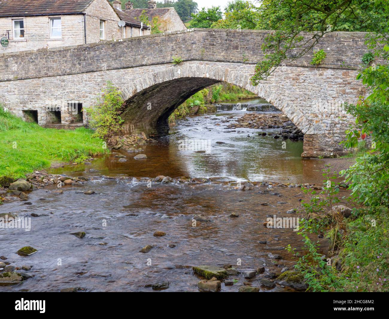 Brücke über hardraw Beck, denkmalgeschützten Gebäude mit hohen Abbotside, North Yorkshire Stockfoto