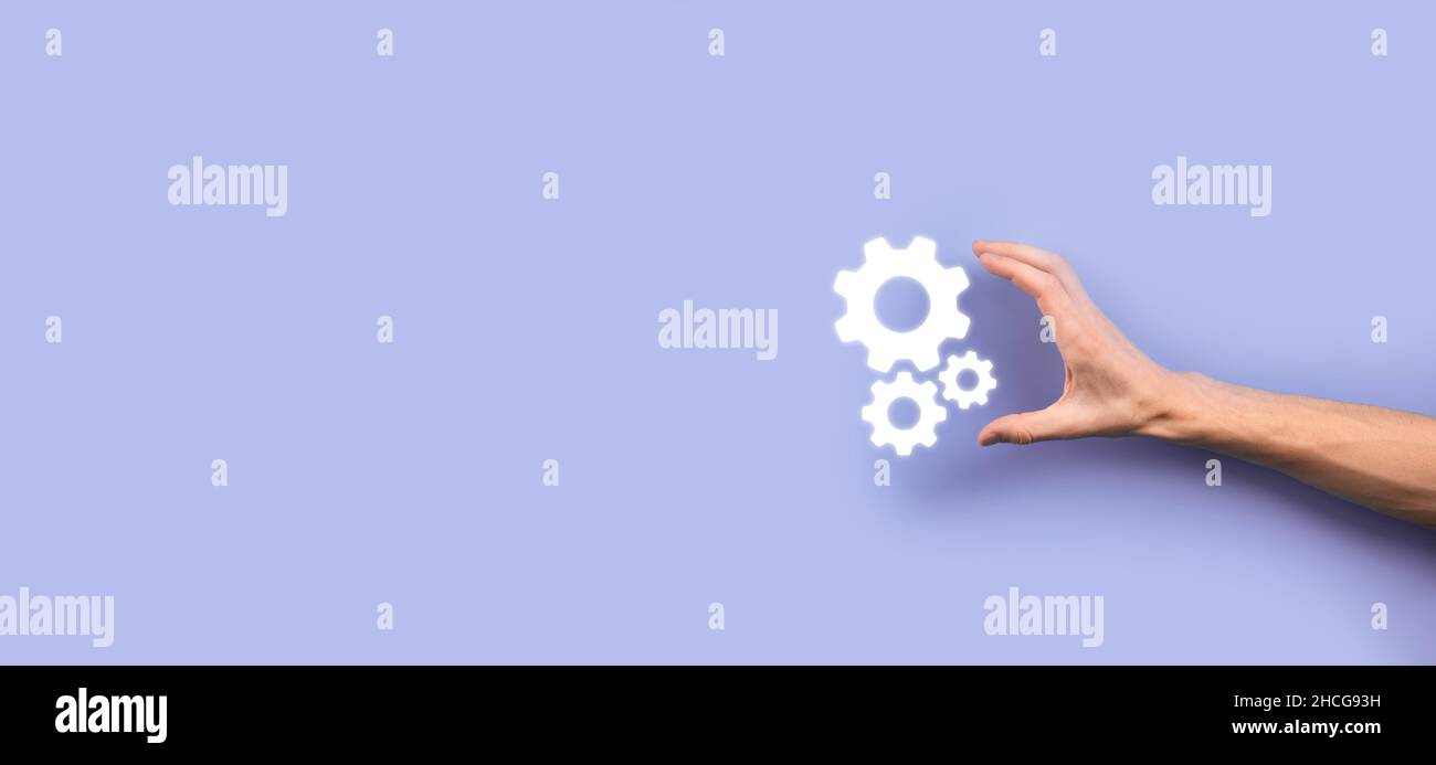 Hand hält Metall Zahnräder und Zahnräder Mechanismus der Interaktion Teamwork Konzept, Hand halten Gruppe von virtuellen Zahnräder Rad. Stockfoto