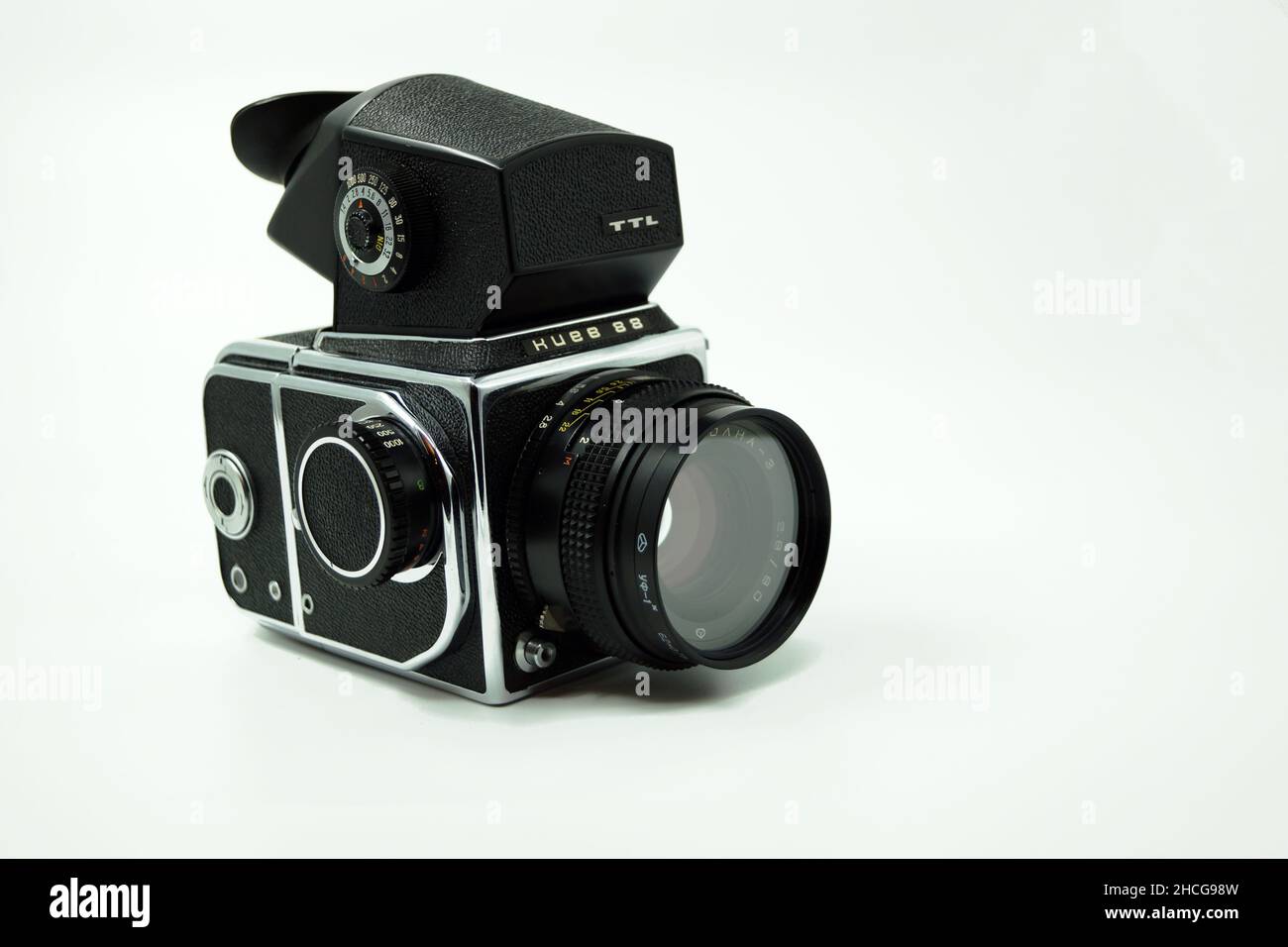 Russische Kamera aus dem Jahr 1980s isoliert auf weißem Hintergrund. Kiev 88 mit TTL-Entfernungsmesser. Es ist eine Kopie von Hasselblad 1600F und heißt „Hasselbladski“. Stockfoto