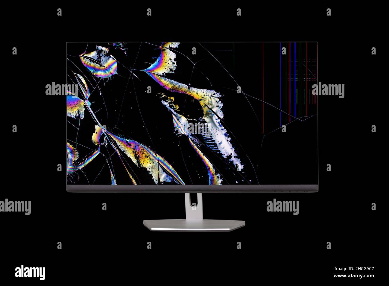 Fließende Kristalle in Form von farbigen Streifen und Rissen auf dem zerbrochenen Bildschirm eines Flüssigkristall-Display-Computermonitors, der auf einer schwarzen Rückseite isoliert ist Stockfoto