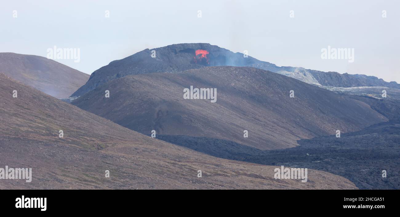 Atemberaubende Aussicht auf den Vulkanausbruch im Geldingadalir-Tal in der Nähe des Fagradalsfjall, Grindavík Stockfoto