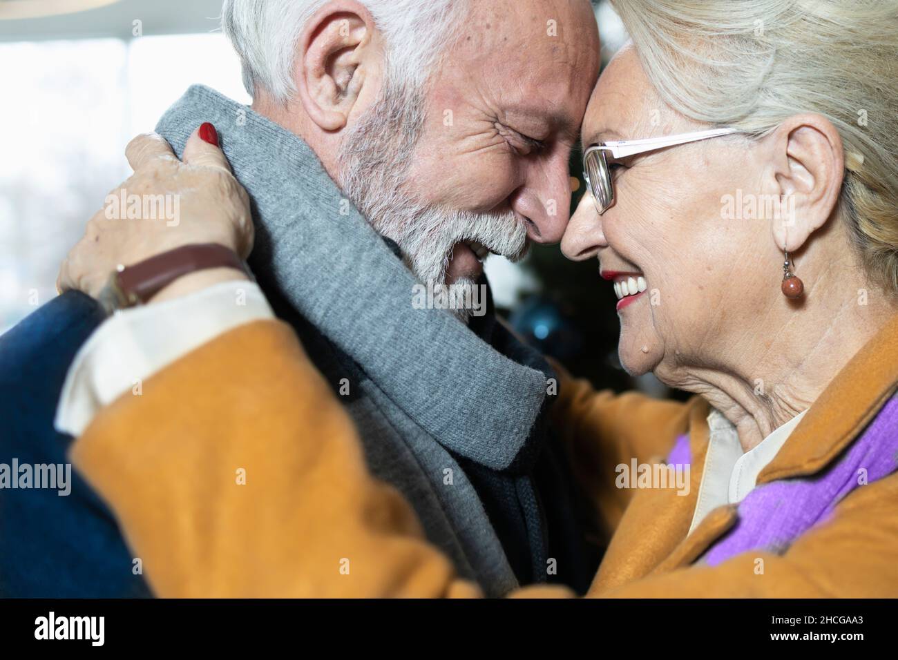Nahaufnahme eines glücklichen, verliebten älteren Paares. Stockfoto