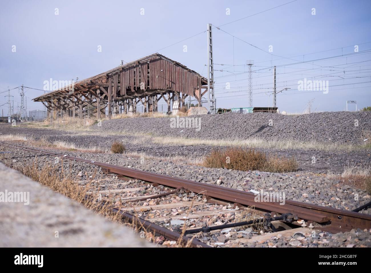 Altes verfallendes Gebäude am Bahnhof Almagro mit rostigen Schienen im Vordergrund Stockfoto