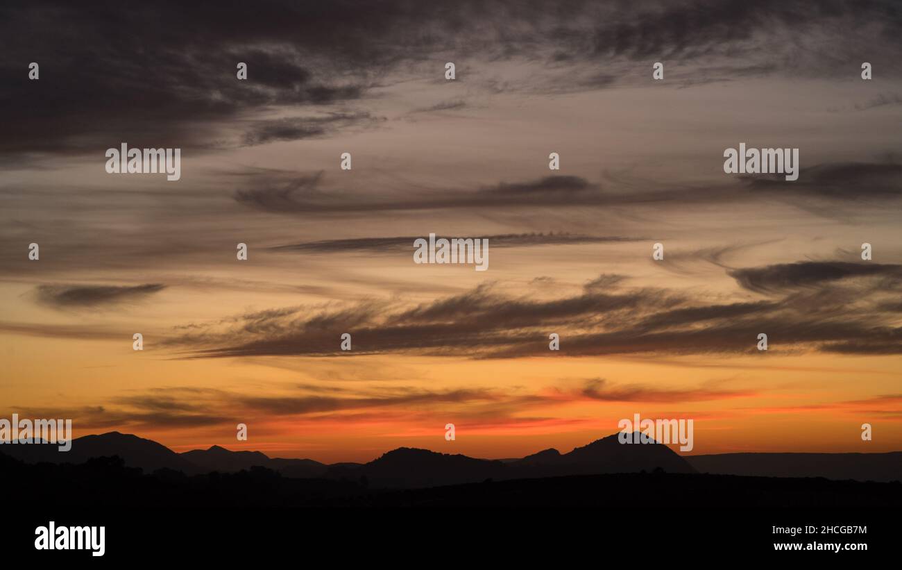 Sanfte Pastellfarben am Nachthimmel und dunkle Wolken über den Tälern und sanften Hügeln der Region Valenciana Spanien Stockfoto