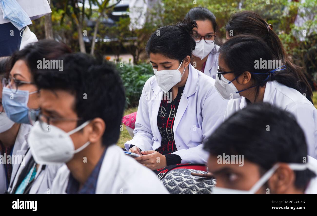 Guwahati, Assam, Indien. 29. Dezember 2021: Assistenzärzte protestieren gegen die Polizeiaktion gegen einen friedlichen Protest der in Delhi ansässigen Ärzte, die wegen der Verzögerung der NEET-Beratung im Gauhati Medical College Hospital (GMCH) in Guwahati, Assam, Indien, am Mittwoch, 29. Dezember 2021 agierten. (Bild: © David Talukdar/ZUMA Press Wire) Bild: ZUMA Press, Inc./Alamy Live News Stockfoto