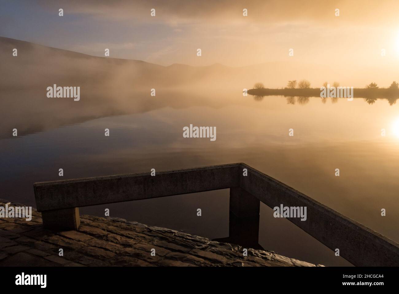 Harlaw Wasserreservoir in der Nähe von Edinburgh hier in der frühen Abendsonne gesehen Stockfoto