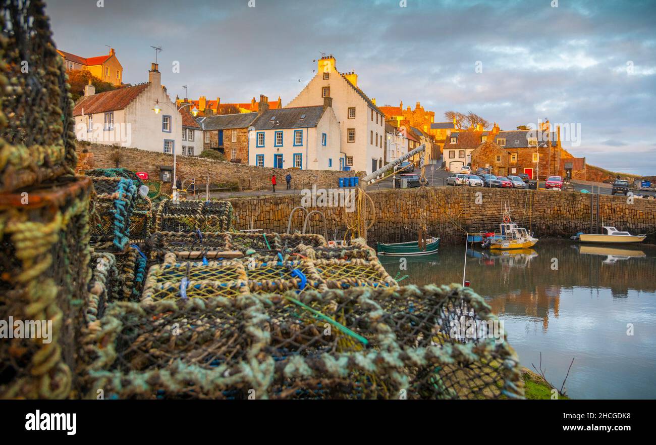 Crail, FIFE, SCHOTTLAND. Schottland Großbritannien, Wetter. Ein schöner Sonnenuntergang fiel über dem kleinen Fischerdorf Crail in Fife, Schottland. Blick auf den Sonnenuntergang auf dem kleinen malerischen Fischerhafen von Crail in Fife, Schottland. Bildnachweis: phil wilkinson/Alamy Live News Stockfoto