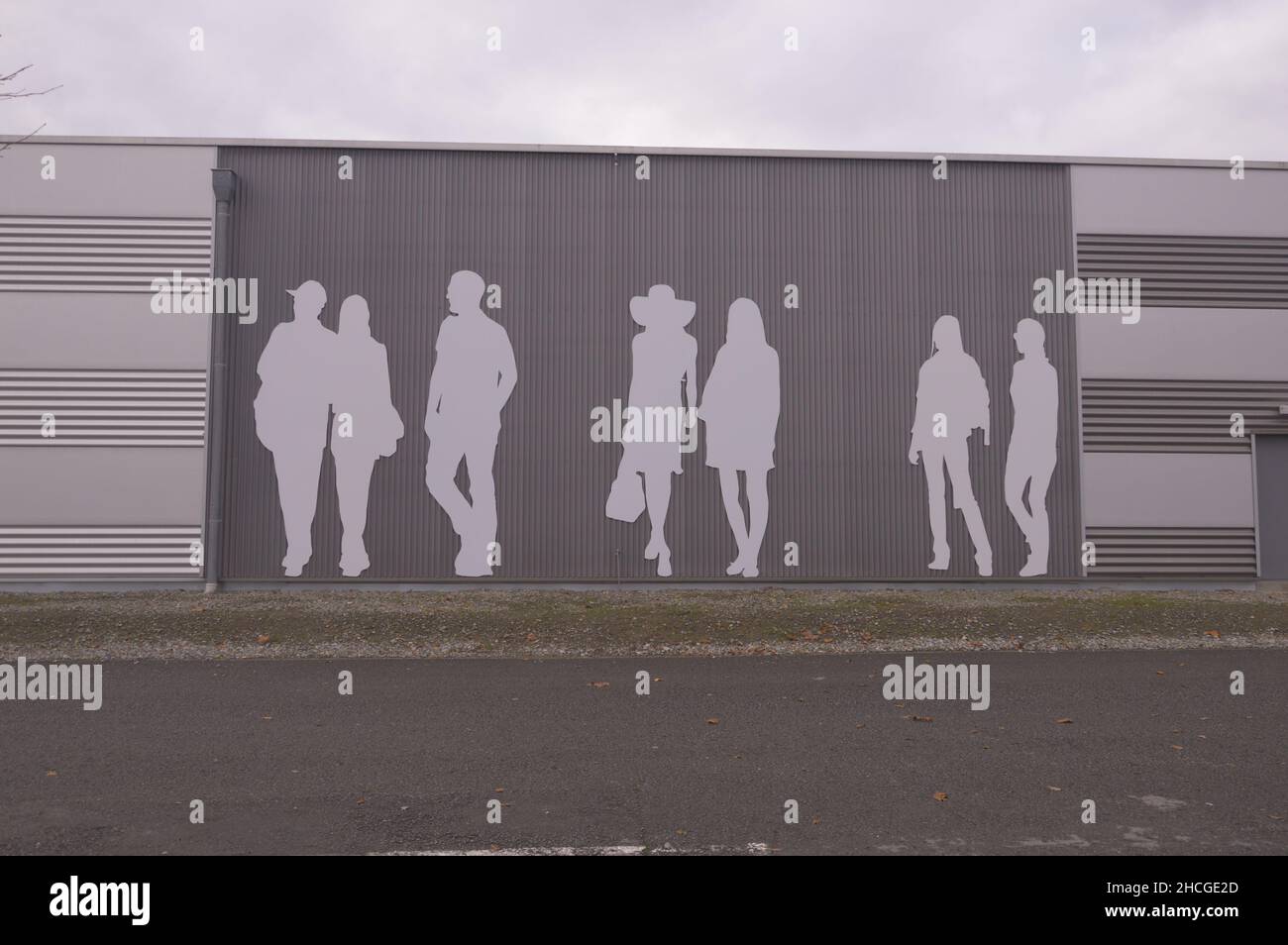 Silhouetten von Menschen auf dem Ausstellungsgebäude in Bad Salzuflen, Deutschland Stockfoto