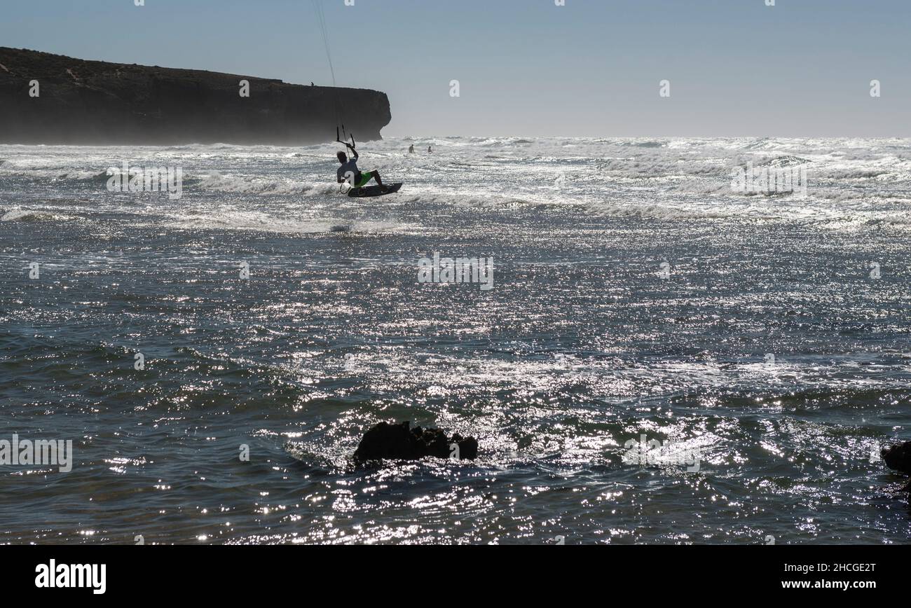 Kiteboarder genießt seinen Sport am Praia da Amoreira, Algarve, Portugal. Stockfoto