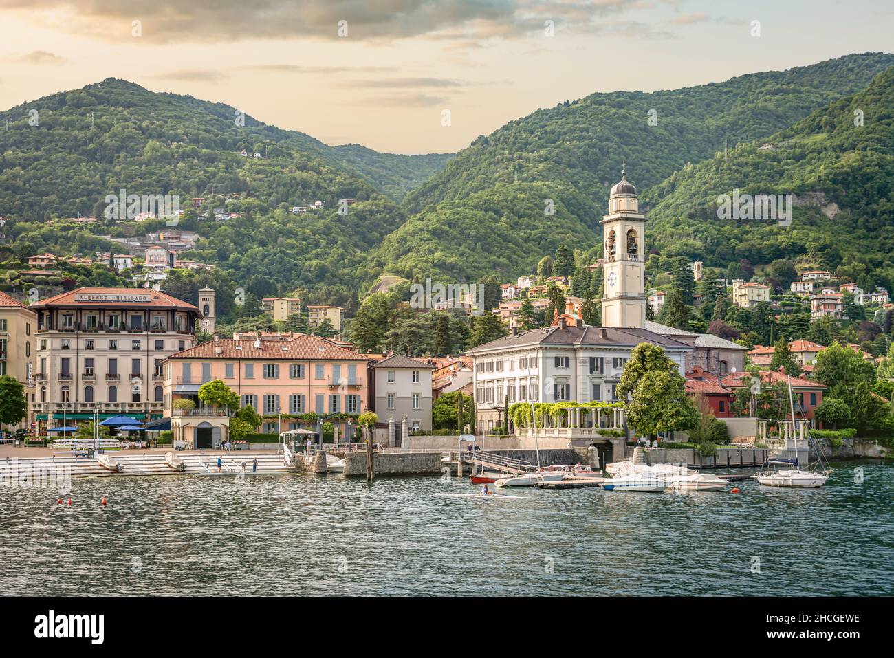 Hafengebiet von Cernobbio am Comer See vom See aus gesehen, Lombardei, Italien Stockfoto