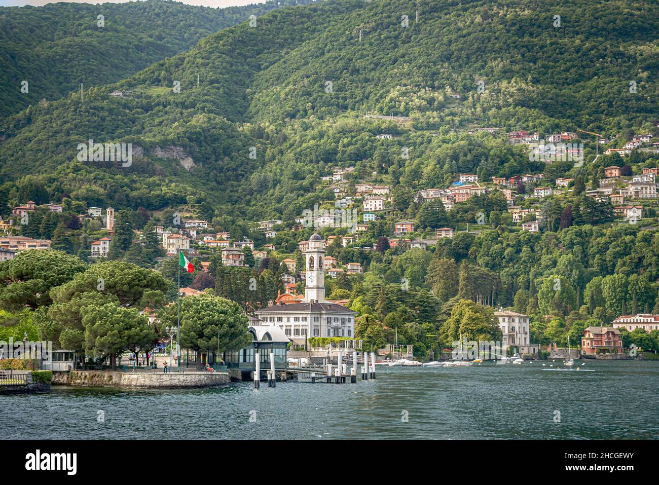 Hafengebiet von Cernobbio am Comer See vom See aus gesehen, Lombardei, Italien Stockfoto