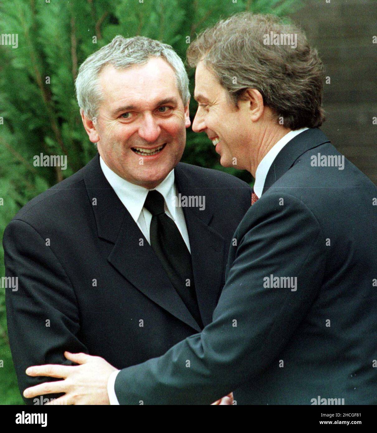 Datei-Foto vom 10/04/98 der damaligen Taoiseach Berie Ahern (links) und des damaligen Premierministers Tony Blair, die nach der Ankündigung des historischen Friedensverschlusses nach einer Marathonsitzung von Gesprächen in Stormont begrüßt wurden. Ausgabedatum: Mittwoch, 29. Dezember 2021. Stockfoto
