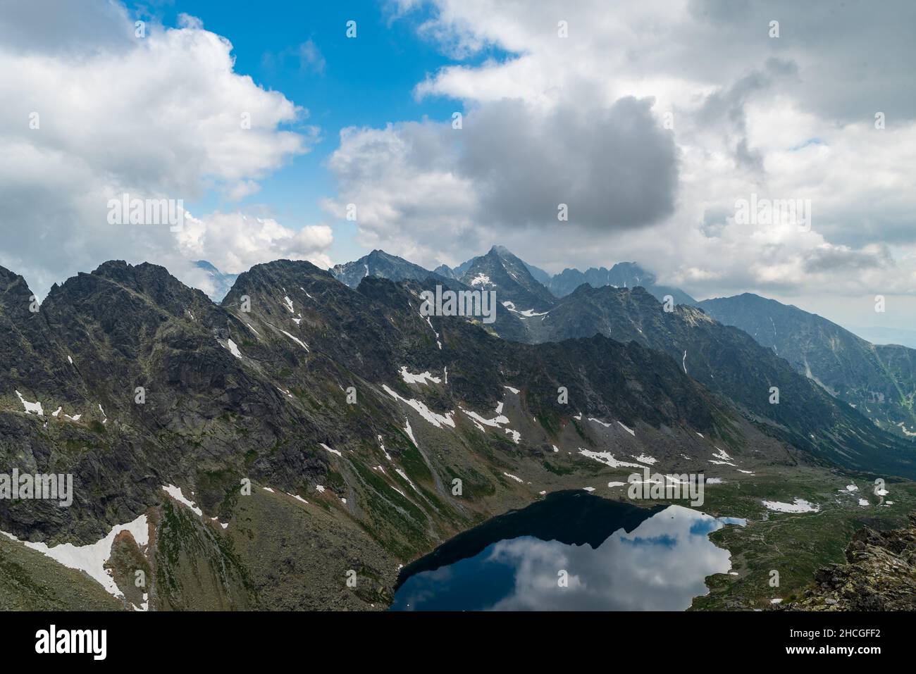 Blick auf den Velke Hincovo pleso See mit Gipfeln oberhalb vom Koprovsky Stit Berggipfel im Vysoke Tatry Gebirge in der Slowakei Stockfoto