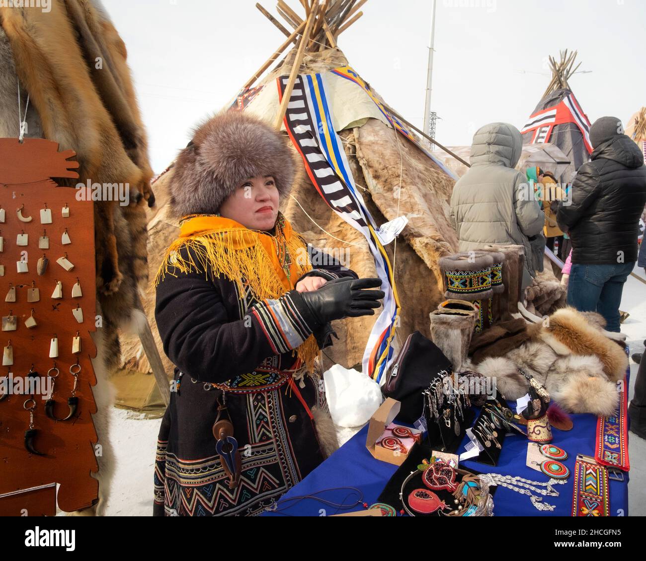 Dudinka, Taimyr, Russland, April 10, 2021: Festival 90th Jahre Dudinka. Eine Frau in der Nationaltracht der Völker des Nordens steht in der Nähe Stockfoto