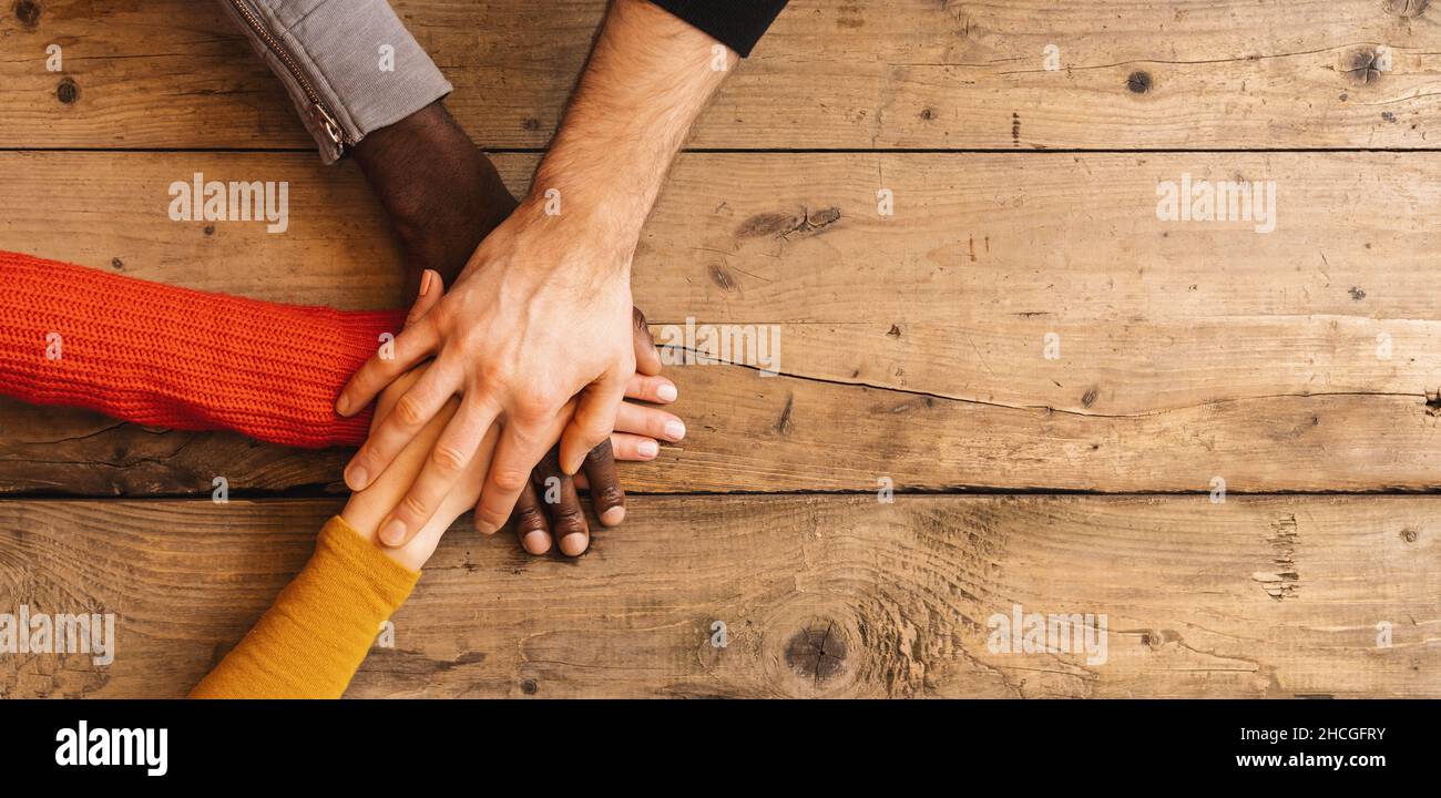 Menschliche Hände halten zusammen, mit Copyspace für Ihren individuellen Text. Stockfoto