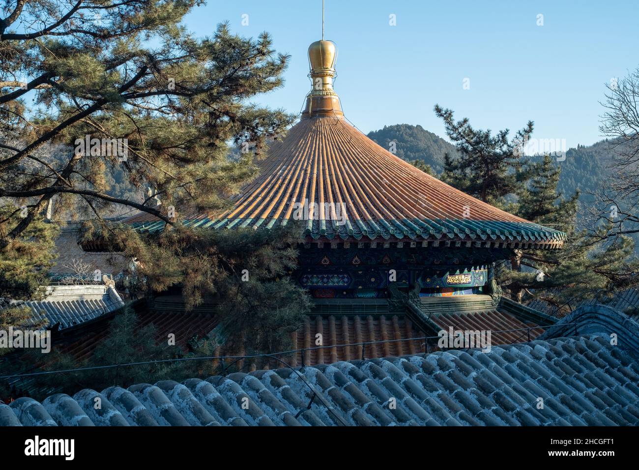 Lengyan-Altar im Tempel von Tanzhe. Der Tanzhe Tempel ist ein buddhistischer Tempel in den westlichen Hügeln, einer bergigen Gegend im Westen von Peking, China. Stockfoto