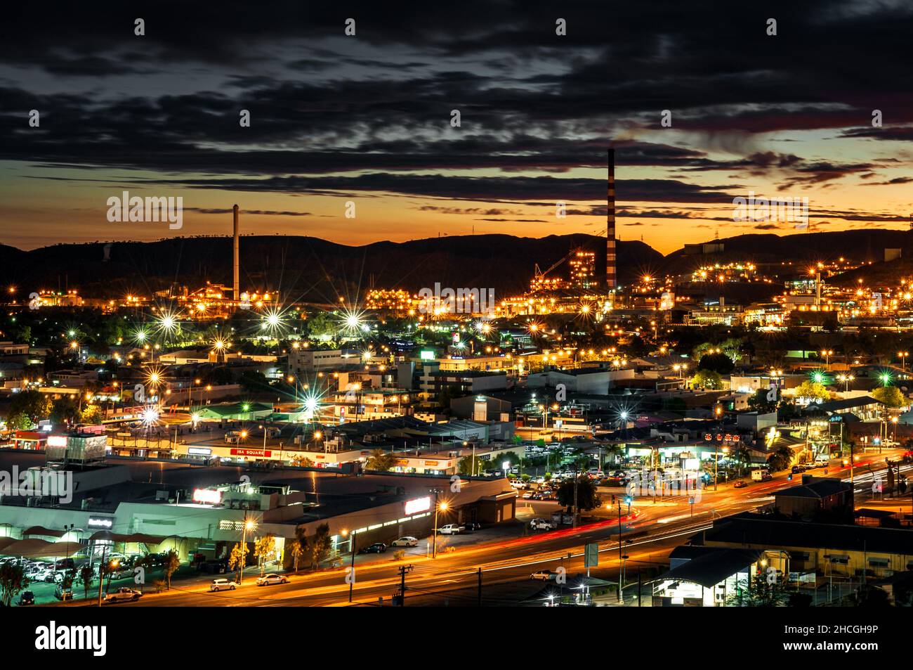 Bunte Lichter in der Nacht in Mount Isa. Stockfoto