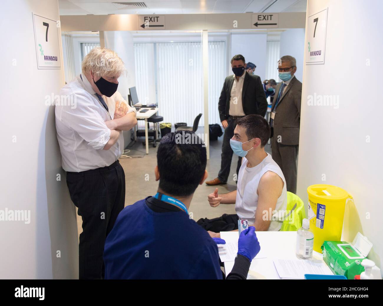 Premierminister Boris Johnson bei einem Besuch in einem Covid-Impfzentrum in der Rainbow Pharmacy auf dem Campus der Open University, Walton Hall, Milton Keynes, Buckinghamshire. Bilddatum: Mittwoch, 29. Dezember 2021. Stockfoto