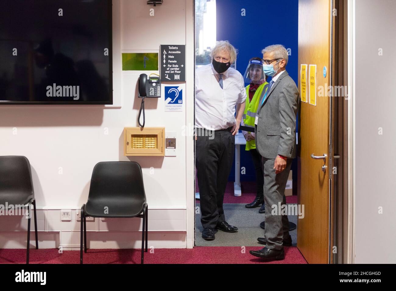 Premierminister Boris Johnson bei einem Besuch in einem Covid-Impfzentrum in der Rainbow Pharmacy auf dem Campus der Open University, Walton Hall, Milton Keynes, Buckinghamshire. Bilddatum: Mittwoch, 29. Dezember 2021. Stockfoto