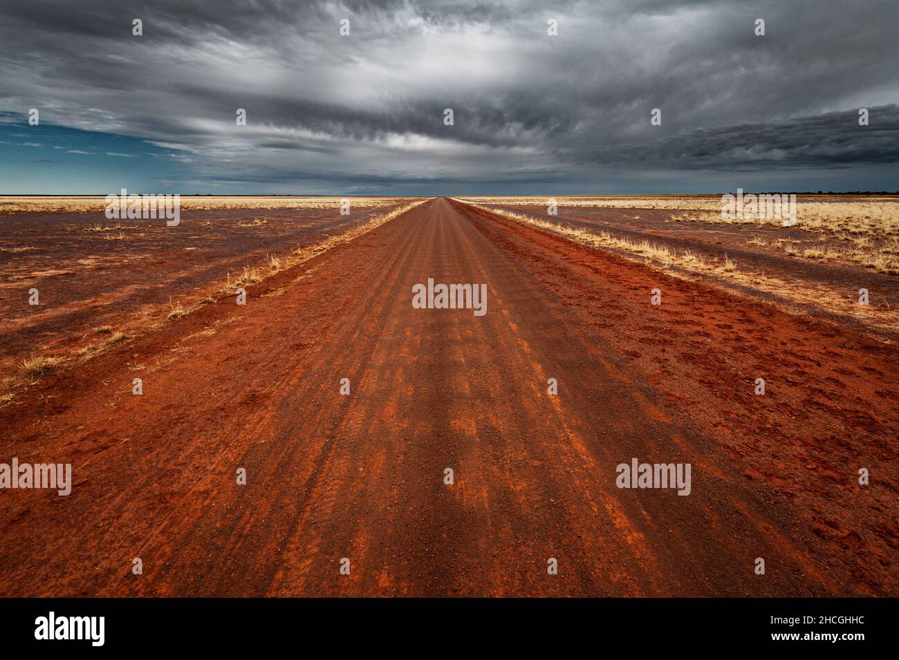 Blick auf den Horizont und den roten Kies des Strzelecki Track. Stockfoto