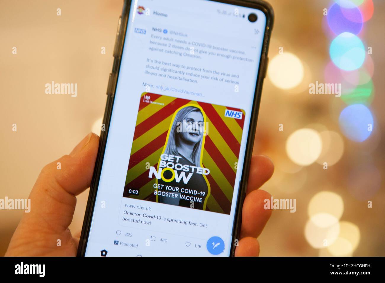 London, Großbritannien, 29. Dezember 2021: Die Taktik der Regierung von Westminster, mit der sehr hohen Anzahl von omicron-Fällen umzugehen, besteht darin, alle Erwachsenen zu bitten, sich einen Auffrischungsimpfung zu holen. Die Get Boosted Now-Anzeigen sind in den sozialen Medien, in diesem Fall auf Twitter. Während die meisten Impfzentren über Weihnachten geschlossen wurden, besteht die Hoffnung, vor Ende des Monats eine große Anzahl von Peole zu impfen. Anna Watson/Alamy Live News Stockfoto