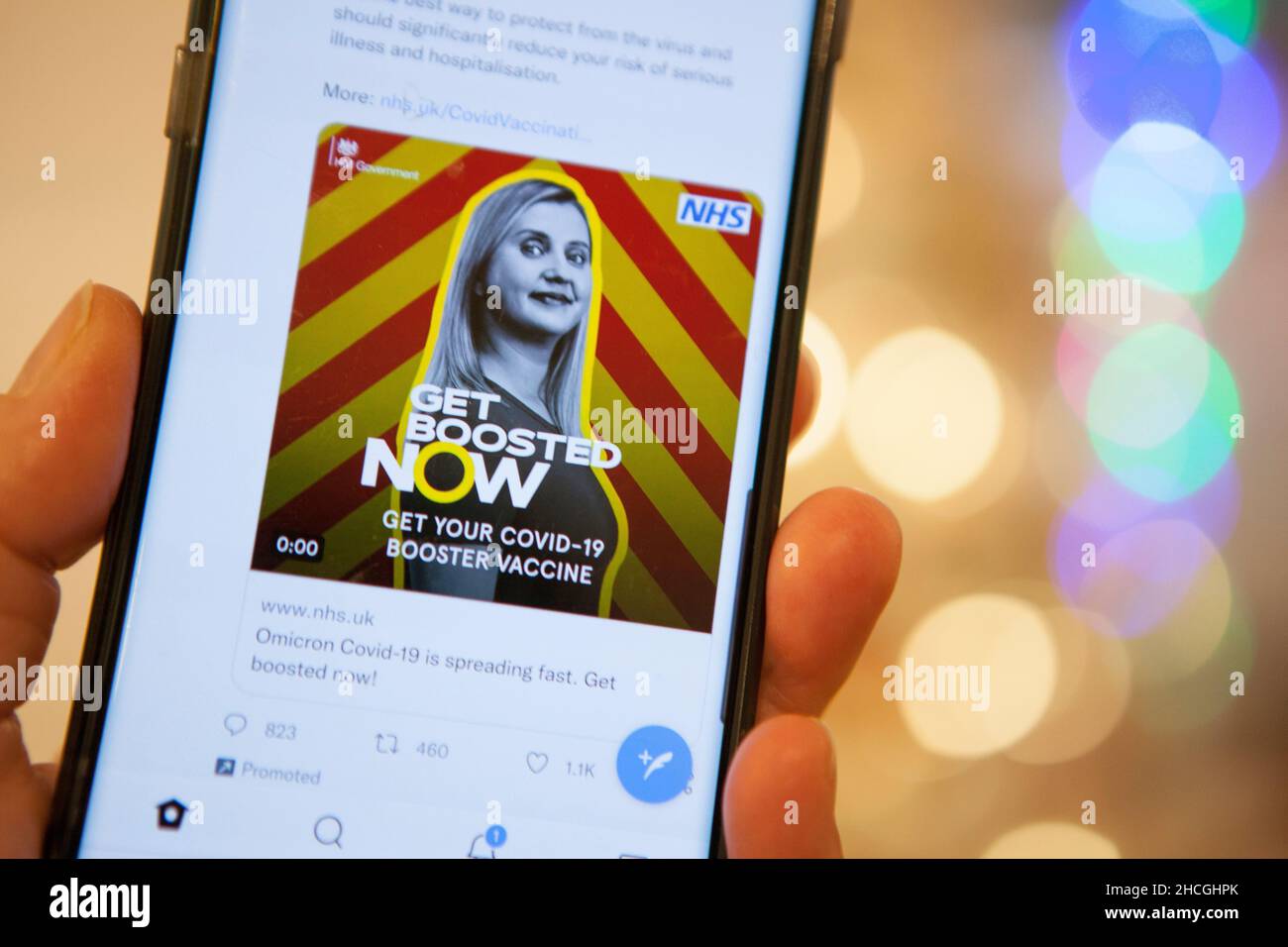 London, Großbritannien, 29. Dezember 2021: Die Taktik der Regierung von Westminster, mit der sehr hohen Anzahl von omicron-Fällen umzugehen, besteht darin, alle Erwachsenen zu bitten, sich einen Auffrischungsimpfung zu holen. Die Get Boosted Now-Anzeigen sind in den sozialen Medien, in diesem Fall auf Twitter. Während die meisten Impfzentren über Weihnachten geschlossen wurden, besteht die Hoffnung, vor Ende des Monats eine große Anzahl von Peole zu impfen. Anna Watson/Alamy Live News Stockfoto