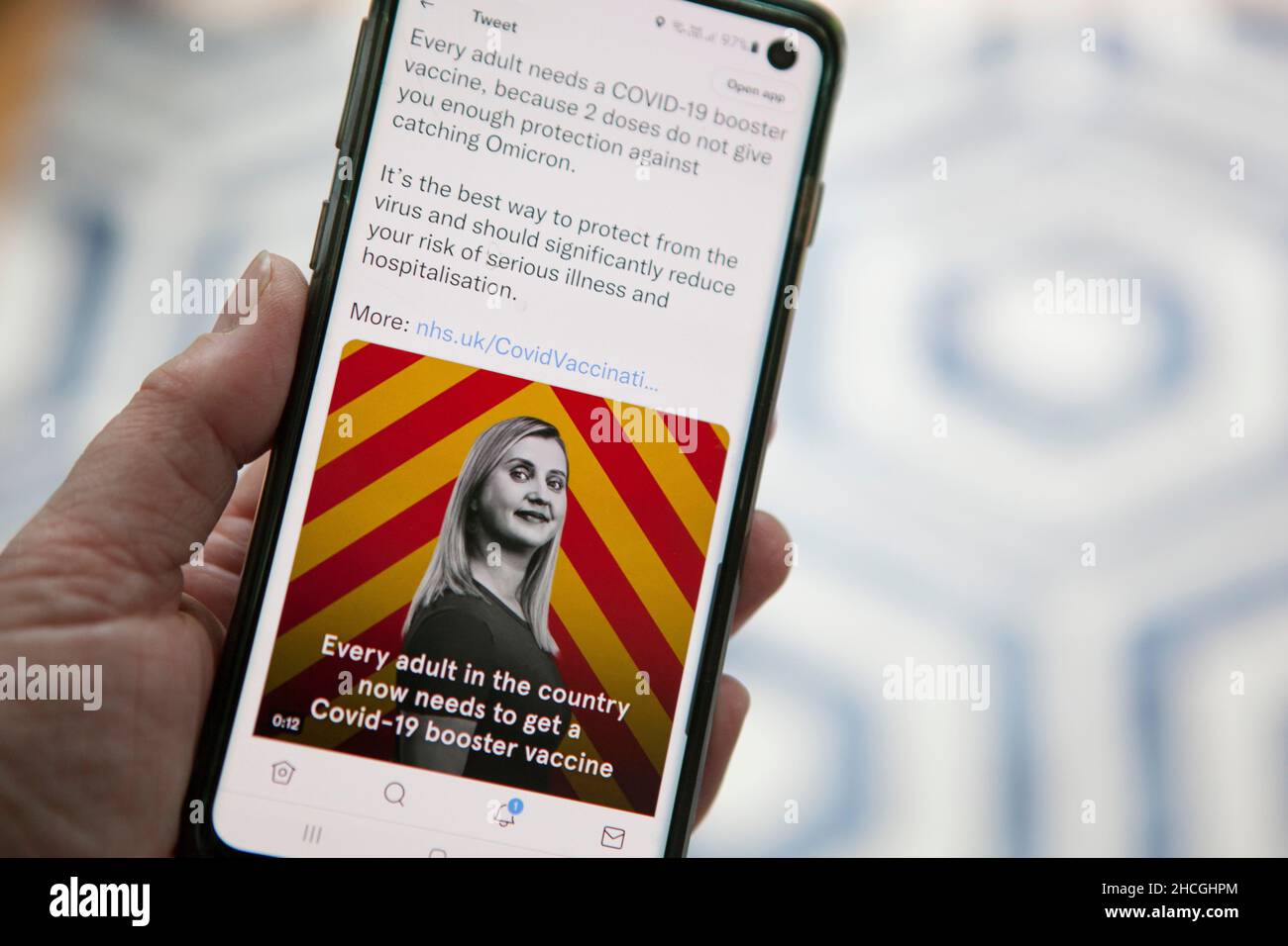 London, Großbritannien, 29. Dezember 2021: Die Taktik der Regierung von Westminster, mit der sehr hohen Anzahl von omicron-Fällen umzugehen, besteht darin, alle Erwachsenen zu bitten, sich einen Auffrischungsimpfung zu holen. Die Get Boosted Now-Anzeigen sind in den sozialen Medien, in diesem Fall auf Twitter. Während die meisten Impfzentren über Weihnachten geschlossen wurden, besteht die Hoffnung, vor Ende des Monats eine große Anzahl von Peole zu impfen. Anna Watson/Alamy Live News Stockfoto