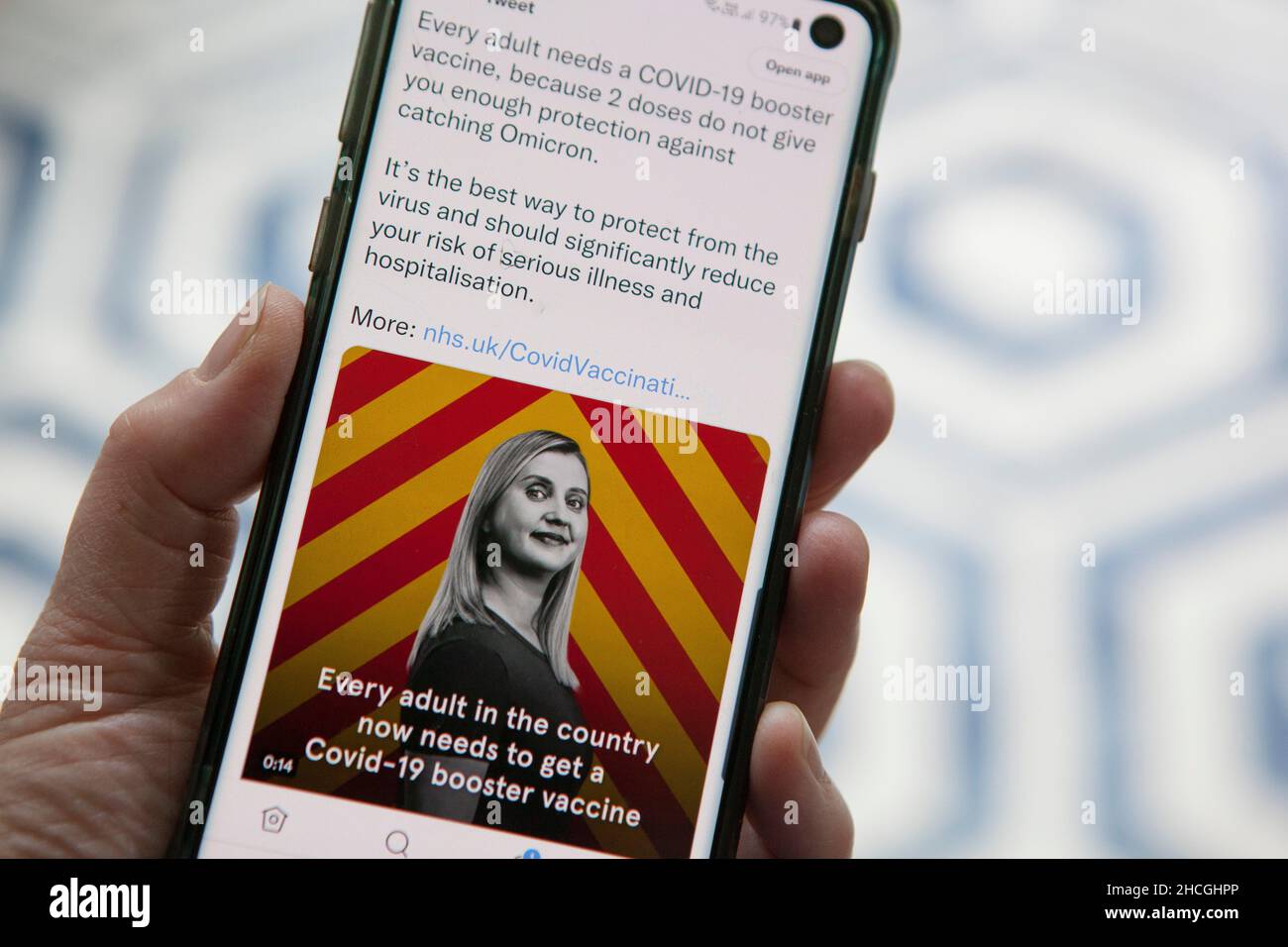 London, Großbritannien, 29. Dezember 2021: Die Taktik der Regierung von Westminster, mit der sehr hohen Anzahl von omicron-Fällen umzugehen, besteht darin, alle Erwachsenen zu bitten, sich einen Auffrischungsimpfung zu holen. Die Get Boosted Now-Anzeigen sind in den sozialen Medien, in diesem Fall auf Twitter. Während die meisten Impfzentren über Weihnachten geschlossen wurden, besteht die Hoffnung, vor Ende des Monats eine große Anzahl von Peole zu impfen. Anna Watson/Alamy Live News Stockfoto