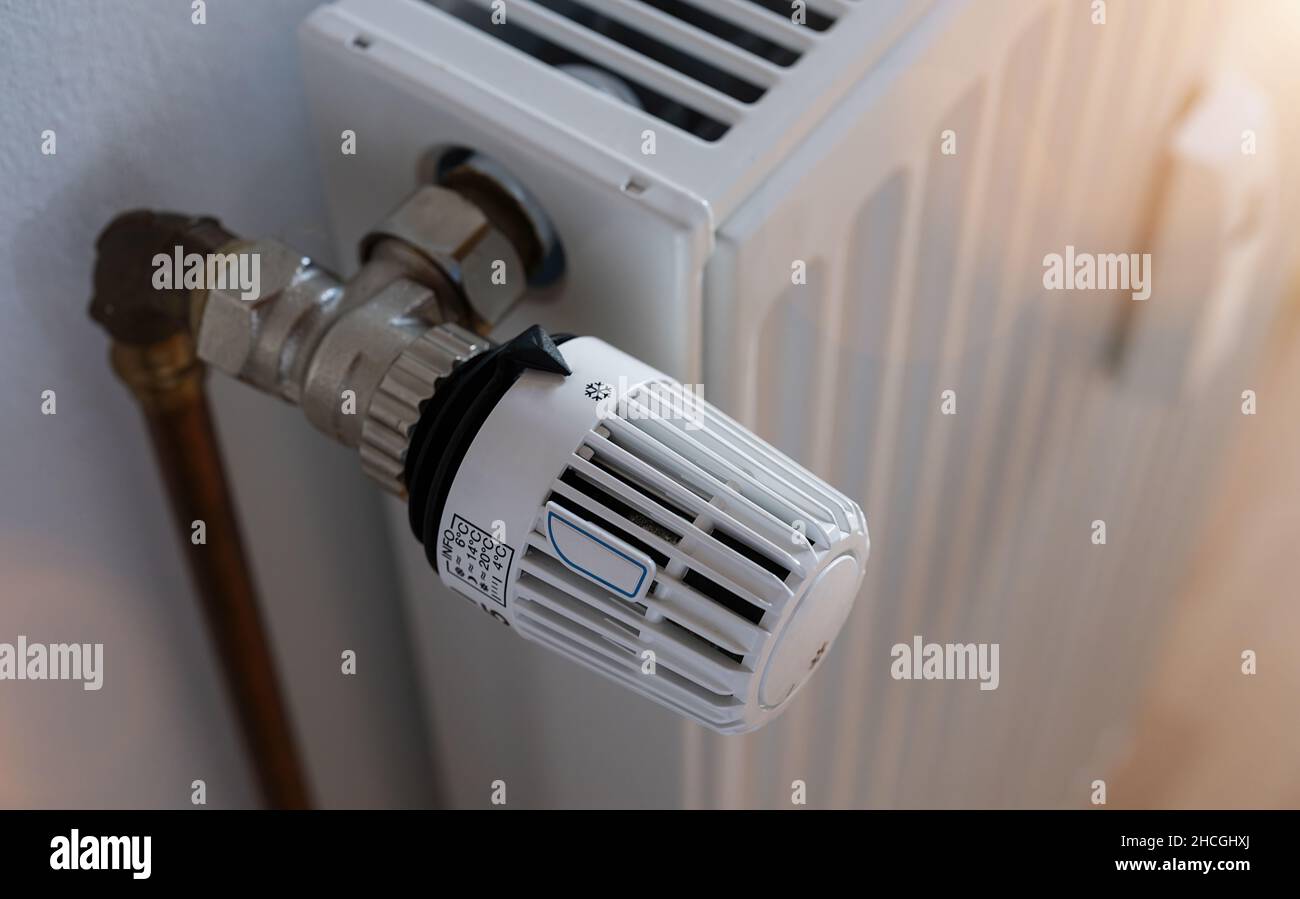 Thermostat auf niedrige Temperatur eingestellt, Symbol für Einsparungen bei Heizkosten Stockfoto