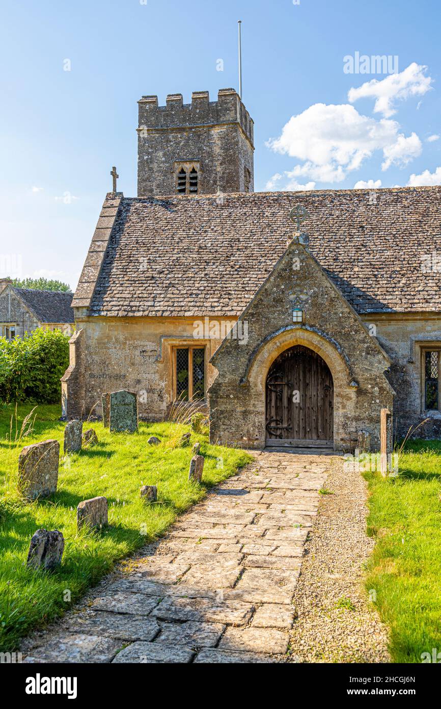 Die normannische Kirche St. Peter aus dem 12th. Jahrhundert im Cotswold-Dorf Little Barrington, Gloucestershire, Großbritannien Stockfoto