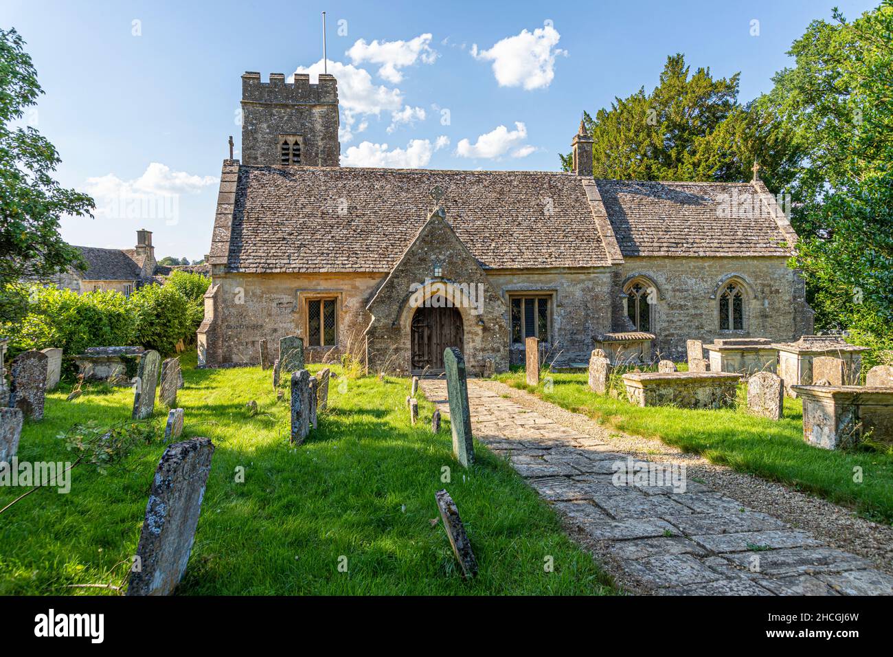 Die normannische Kirche St. Peter aus dem 12th. Jahrhundert im Cotswold-Dorf Little Barrington, Gloucestershire, Großbritannien Stockfoto