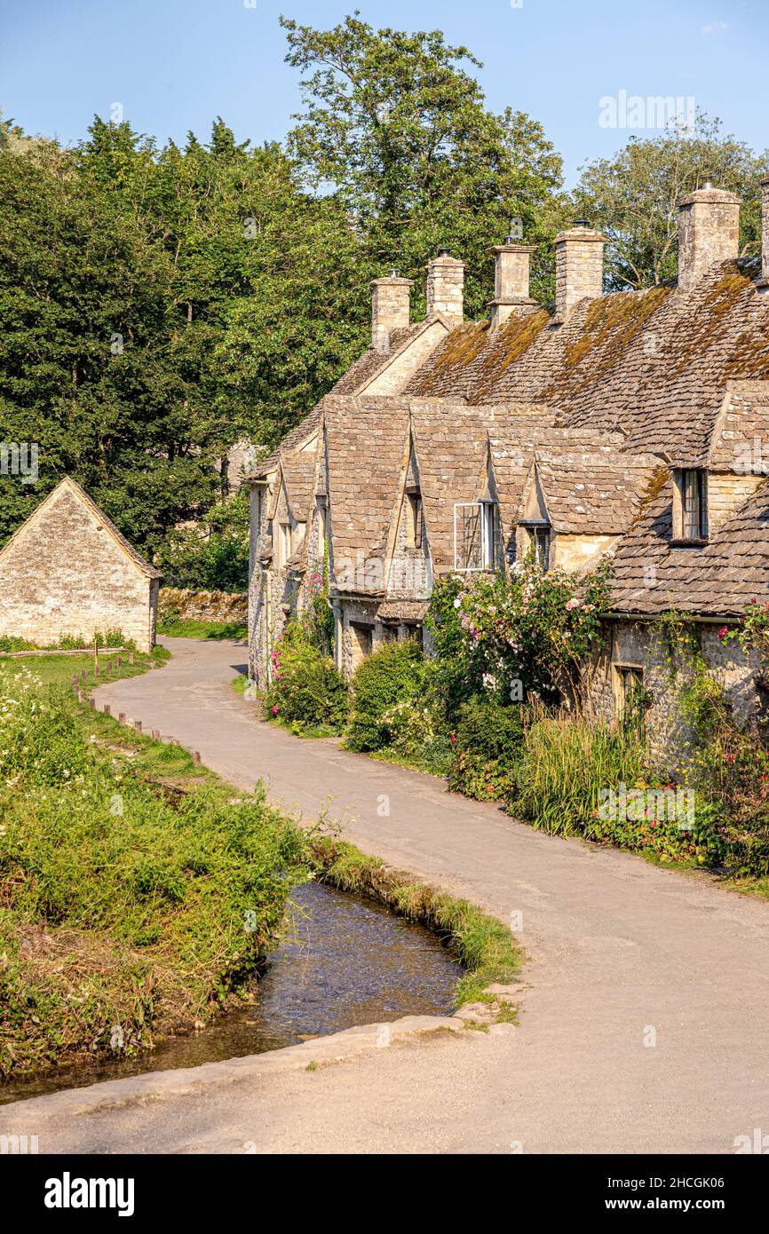 Abendlicht fällt auf die Arlington Row, Weberhütten aus dem späten 14th. Jahrhundert im Cotswold-Dorf Bibury, Gloucestershire, Großbritannien Stockfoto