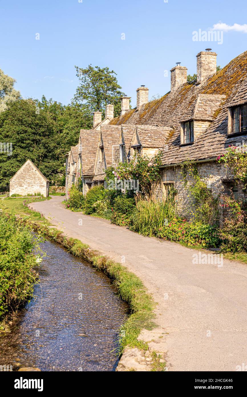 Abendlicht fällt auf die Arlington Row, Weberhütten aus dem späten 14th. Jahrhundert im Cotswold-Dorf Bibury, Gloucestershire, Großbritannien Stockfoto