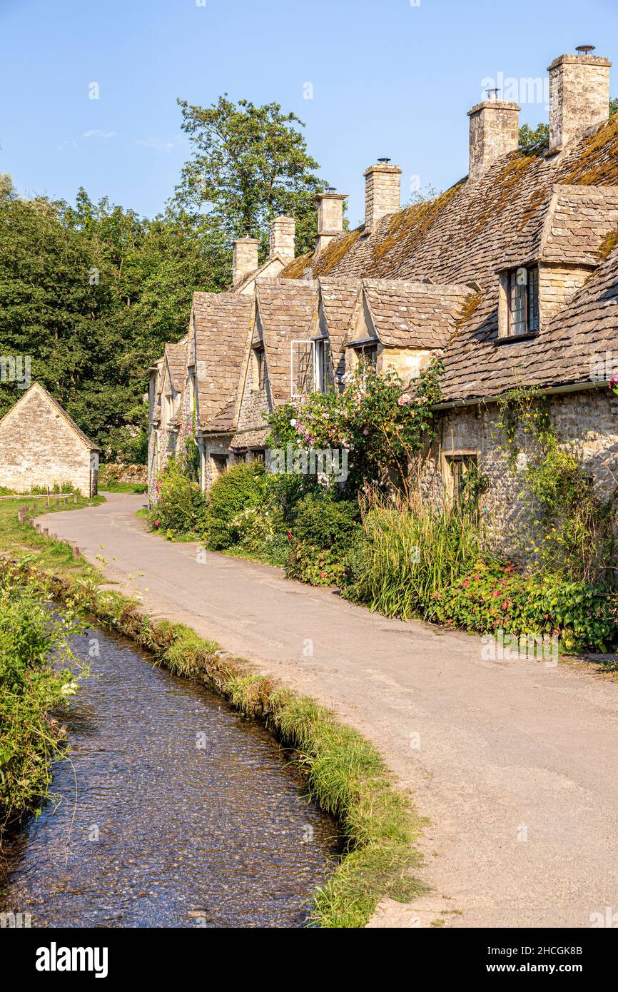 Abendlicht fällt auf die Arlington Row, Weberhütten aus dem späten 14th. Jahrhundert im Cotswold-Dorf Bibury, Gloucestershire, Großbritannien Stockfoto