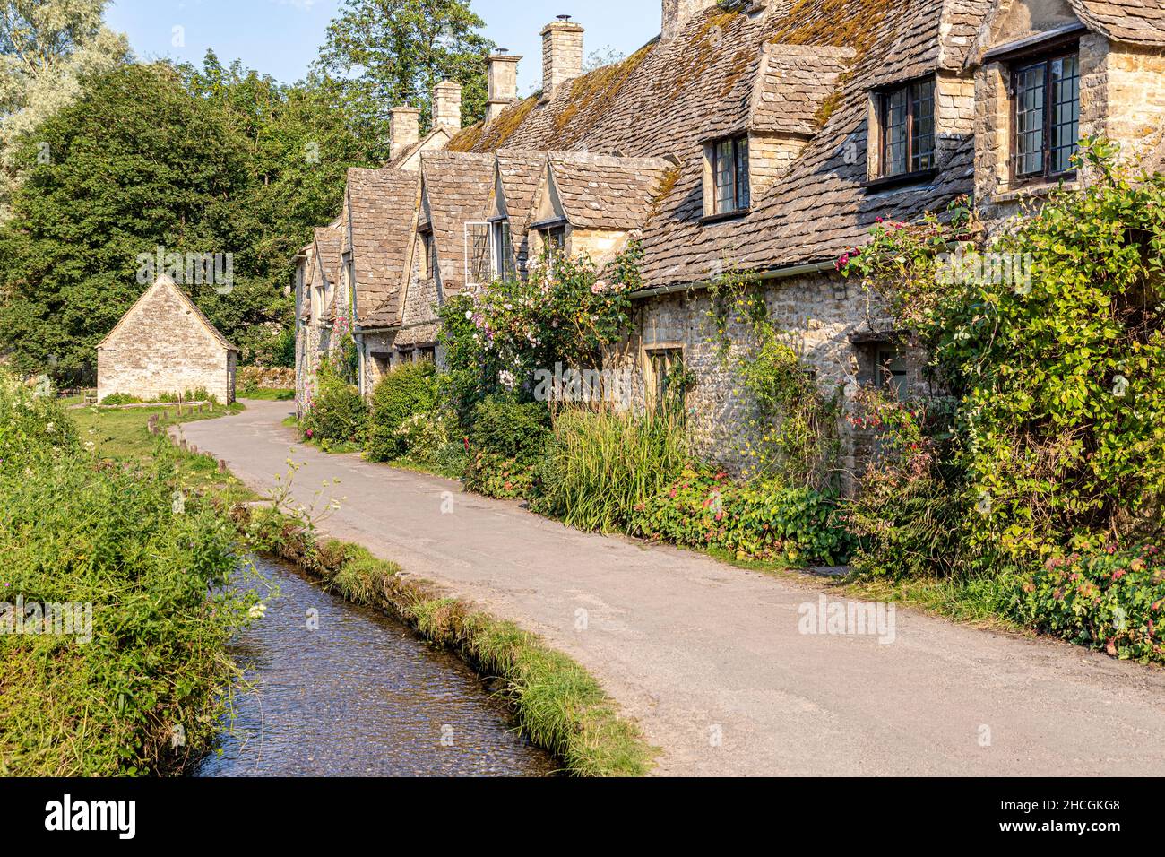 Abendlicht fällt auf die Arlington Row, Weberhütten aus dem späten 14th. Jahrhundert im Cotswold-Dorf Bibury, Gloucestershire, Großbritannien Stockfoto