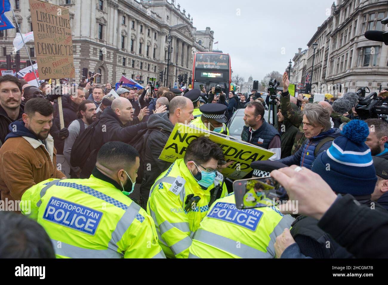 Teilnehmer gegen Covid-Beschränkungen wie Impfpass versammeln sich während einer Kundgebung auf dem Parliament Square in London und Umgebung. Stockfoto