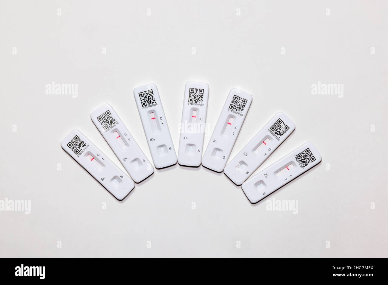 ACON Flowflex SARS-CoV-2 Antigen Rapid Test Selbsttest (Lateral Flow Test), vom NHS geliefert, 7 Testkassetten mit negativem Ergebnis Stockfoto