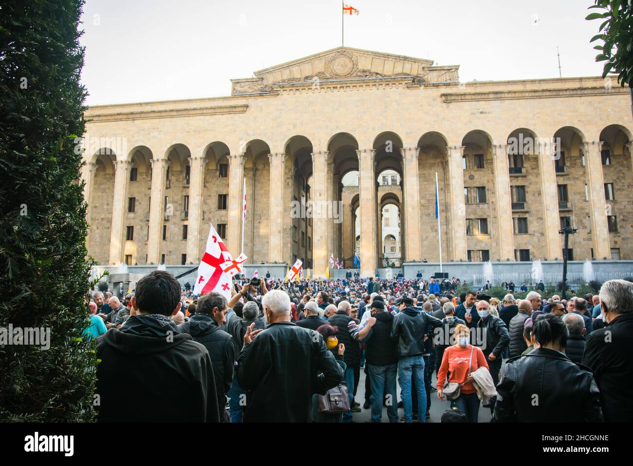 1 novermber, 2020. Tiflis.Republik Georgien. Protest nach der Parlamentswahl. Menschenmassen, die vor dem Parlamentsgebäude stehen. Stockfoto