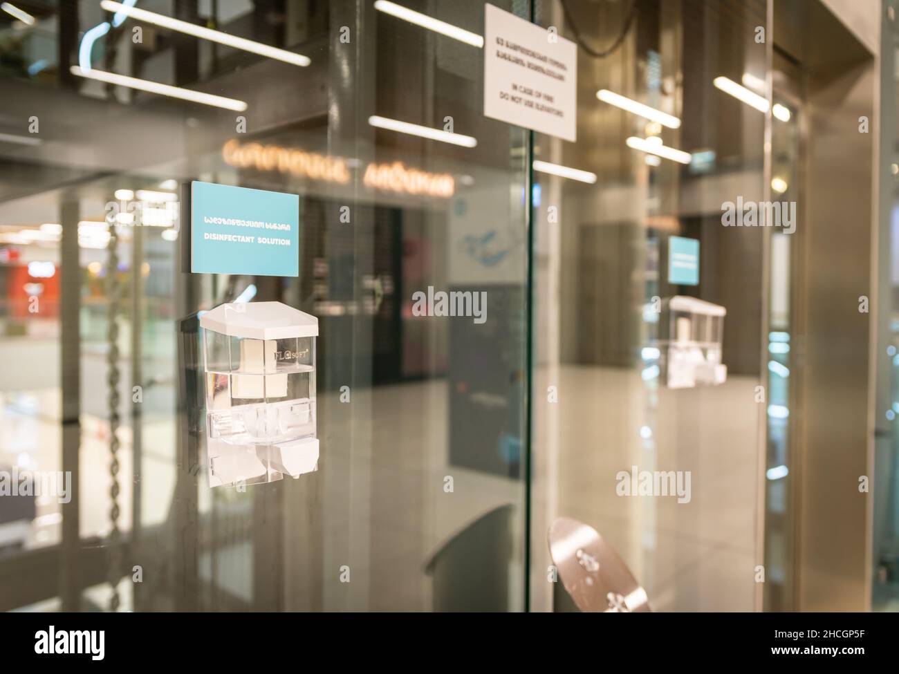 Händedesinfektionsbehälter neben dem Aufzug im Einkaufszentrum Gallerie in Tiflis angebracht. Desinfektionslösungen an öffentlichen Orten. Tiflis. Georgien.01 Stockfoto