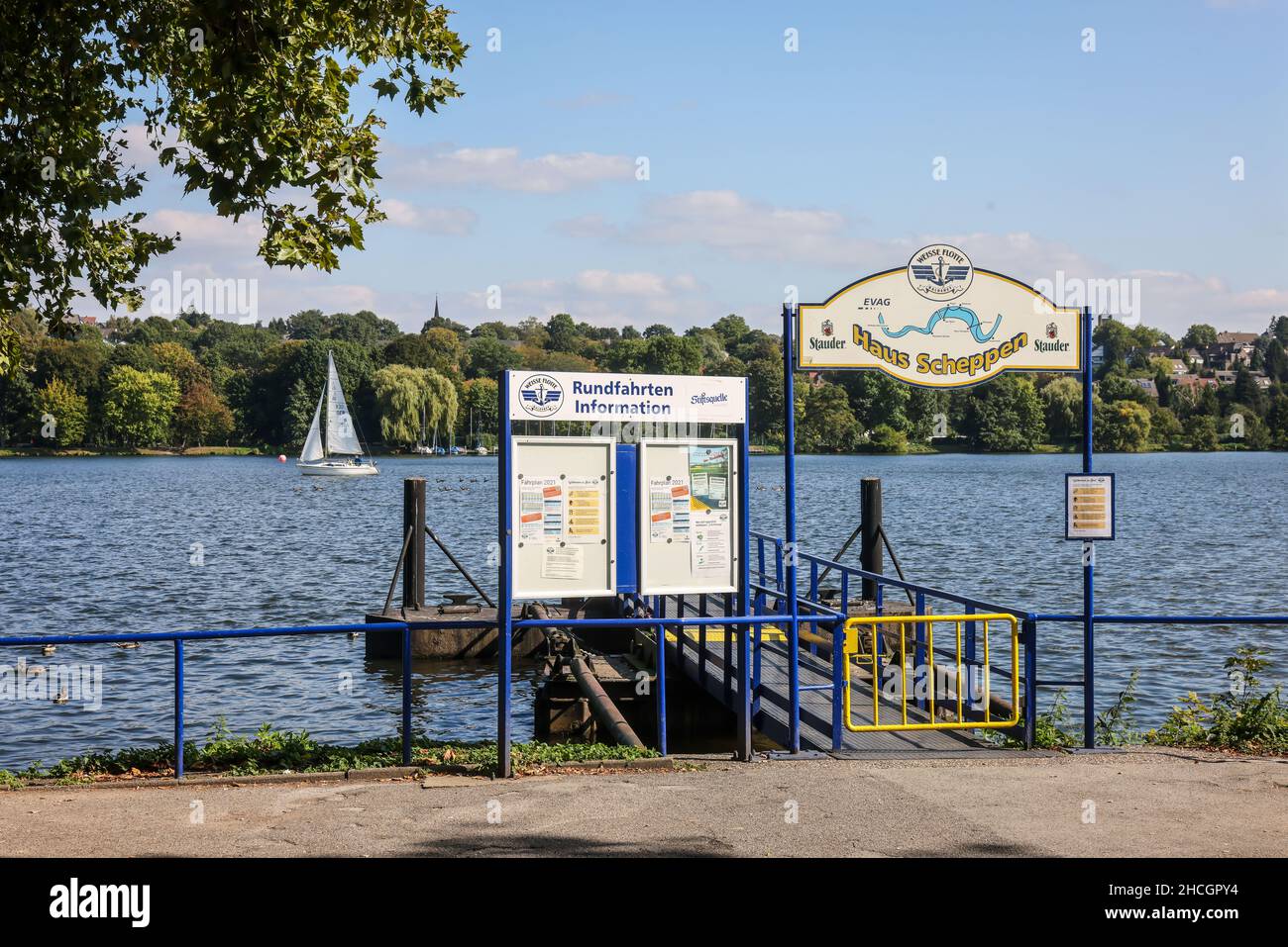 Essen, Ruhrgebiet, Nordrhein-Westfalen, Deutschland - Bootsanlegestelle Haus Scheppen am Baldeney-See. Das Haus Scheppen ist ein ehemaliges herrschaftliche Feudalgut Stockfoto