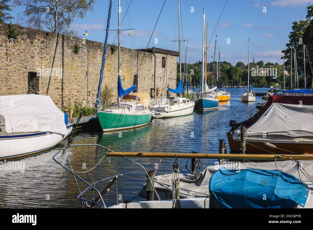 Essen, Ruhrgebiet, Nordrhein-Westfalen, Deutschland - Segelboote im Haus Scheppen am Baldeneysee. Das Haus Scheppen ist eine ehemalige edle Feudalesta Stockfoto